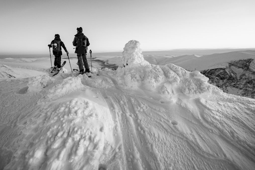 Vidsträckt vy från toppen. I botten av dalgången syns kalldimman från de ännu ofrusna bäckarna. Foto: Emrik Jansson