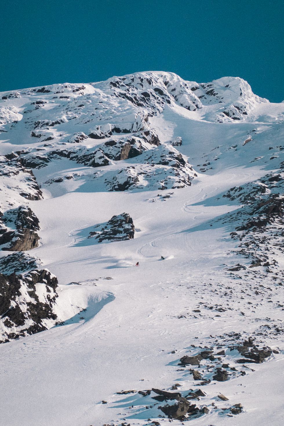 Video: Kallsnö och midnattssol - drömskidåkning i bergen runt Kebnekaise med Kristofer Turdell