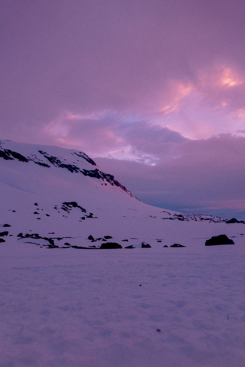 Video: Kallsnö och midnattssol - drömskidåkning i bergen runt Kebnekaise med Kristofer Turdell
