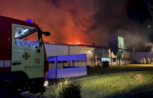 Jättebrand förstör Europas största skidfabrik