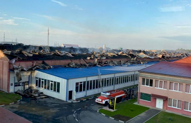 Jättebrand förstör Europas största skidfabrik