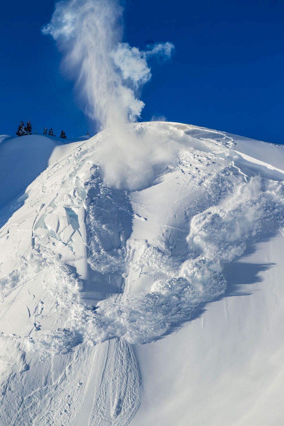 Följ med skidpatrullen på världens snöigaste skidort