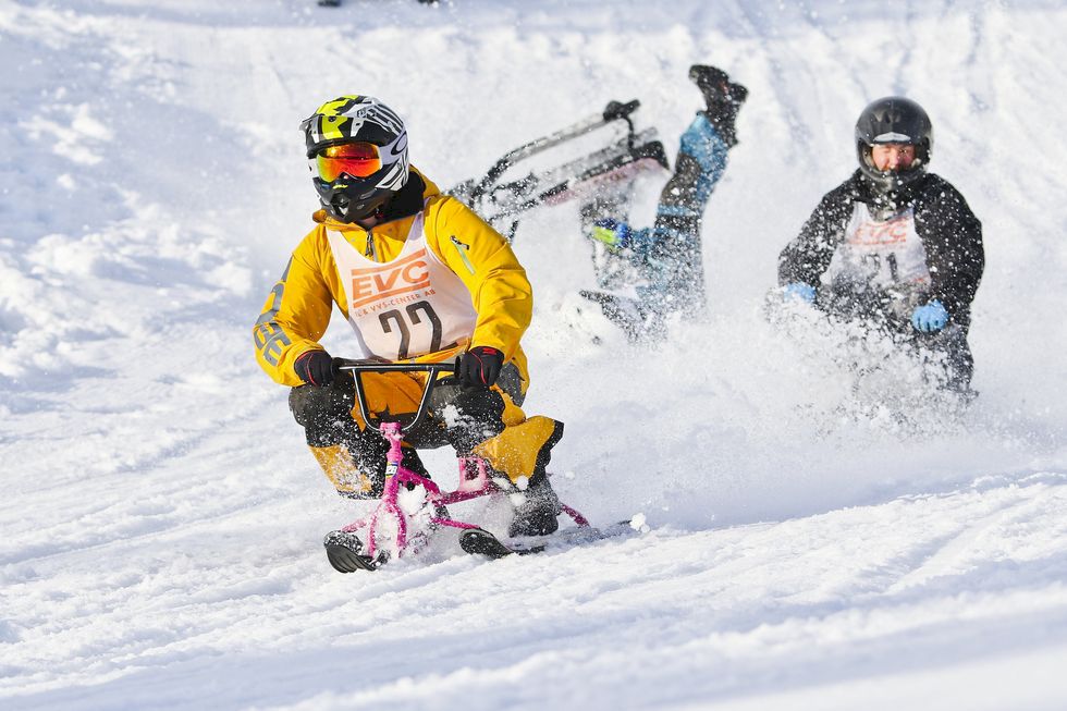 Tävla i skicross på snowracer