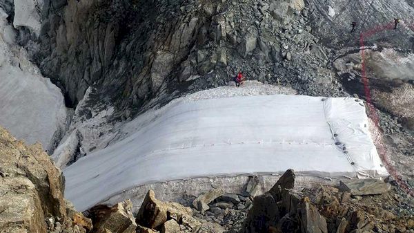 Så ska en presenning rädda skidåkningen i Chamonix