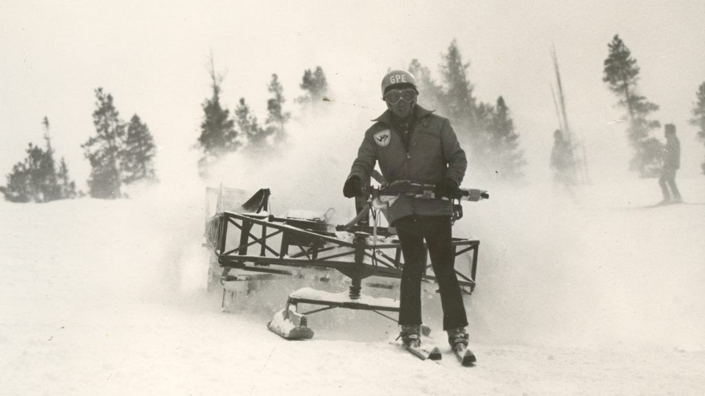 En av de första handdriva pistmaskinerna. 300kg tung och kördes rakt i fallinjen. Inga konstigheter. Foto: Colorado Snowsports Museum